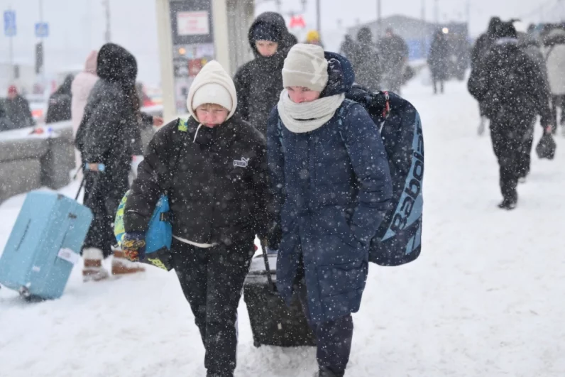 Снежный циклон постепенно прогоняет мороз, в столице теплеет и уже к полудню ожидается до -5 градусов ниже ноля.