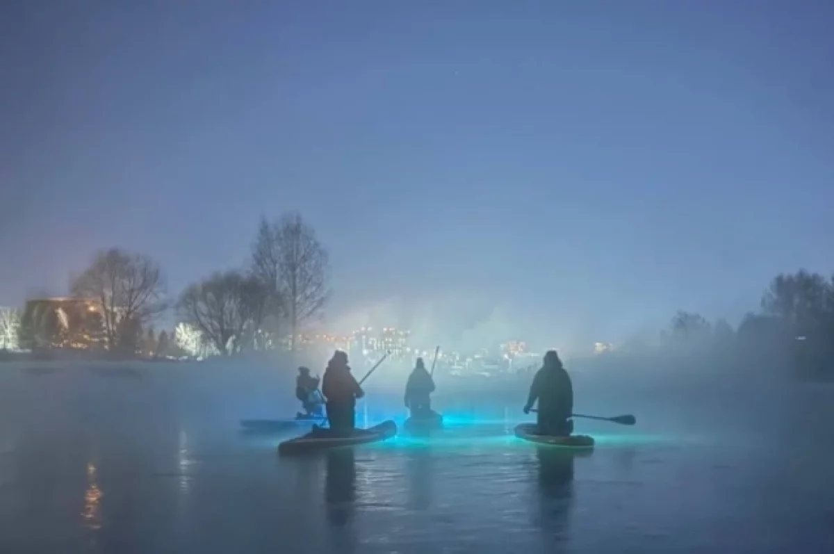 Челябинцы устроили ночной сплав на сапах по реке Миасс в 20-градусный мороз