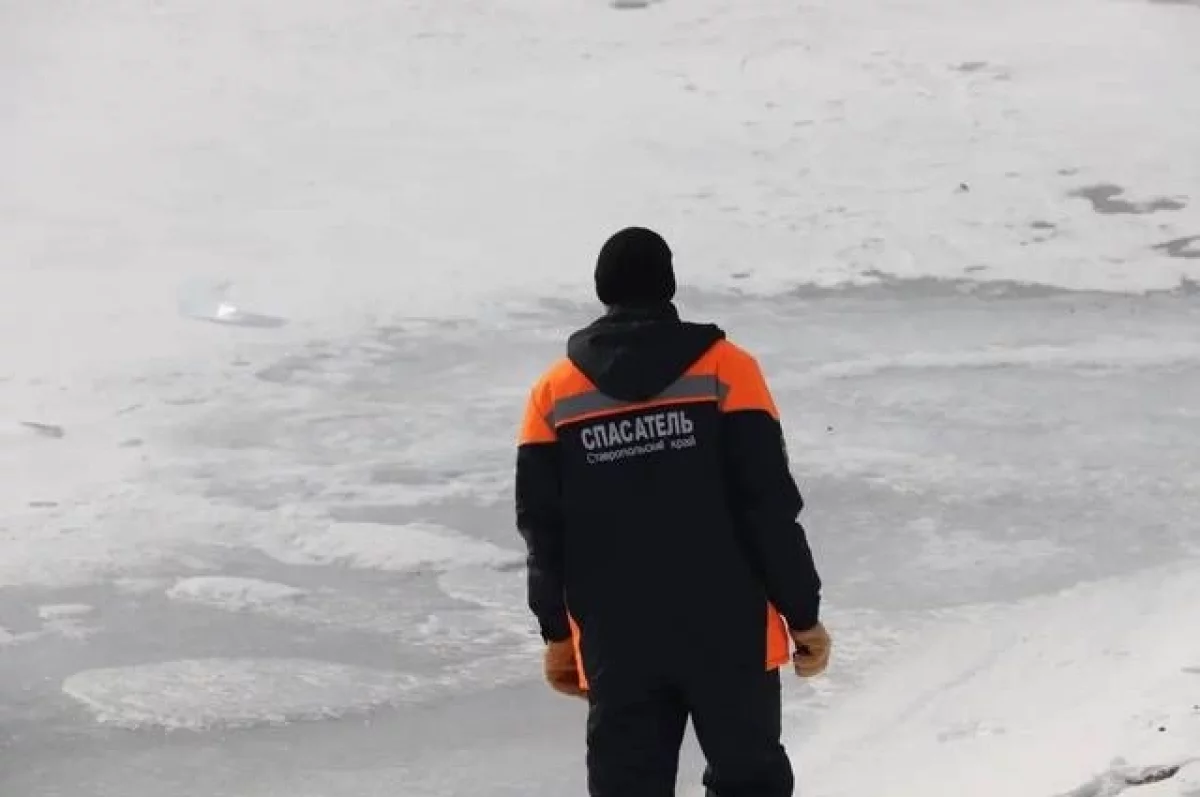На Ставрополье очевидцы спасли двух рыбаков, провалившихся под лёд на реке