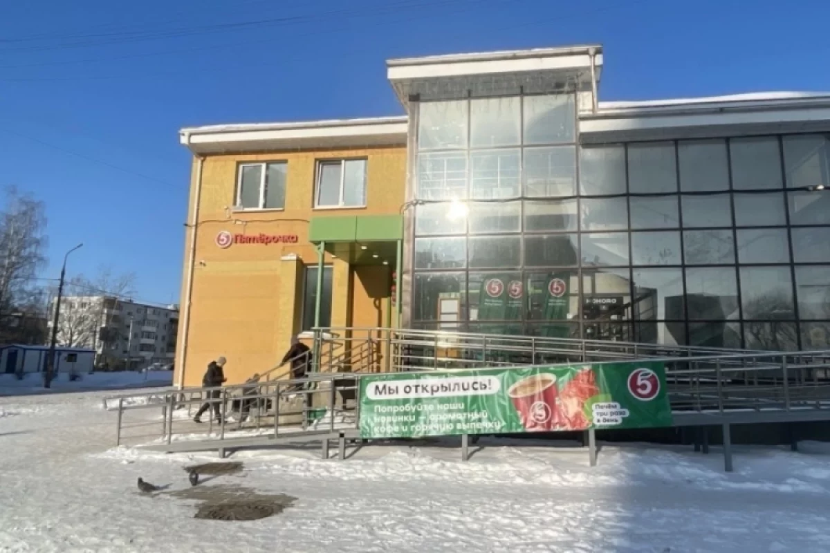 Десять самовольно размещенных конструкций выявили в Пскове за три дня