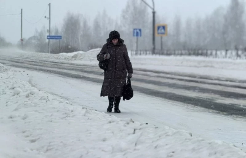 Ярославцам приходится ходить по дорогам, ведь тротуары скрыты под снегом.