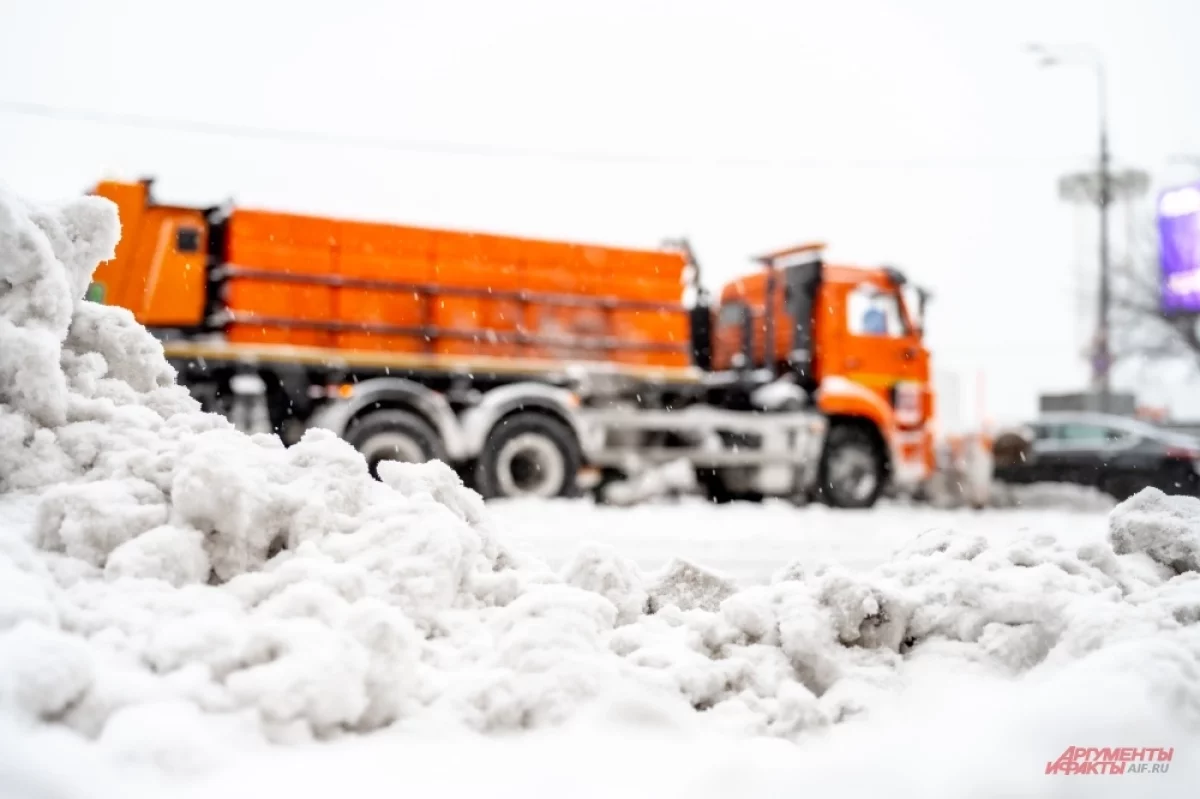 17 единиц снегоуборочных машин чистят ярославскую трассу М-8