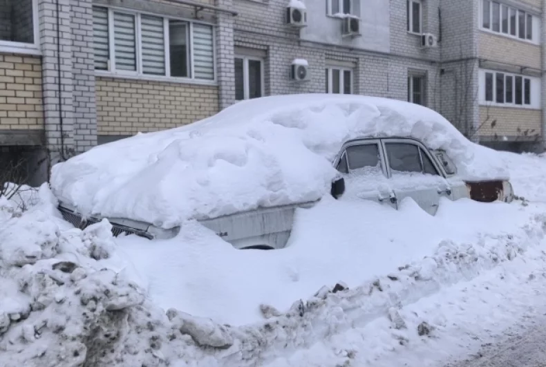 Хозяин машины в Ярославле будет слишком долго доставать её из-под снега.