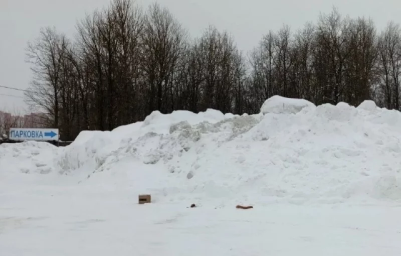Снег во Владимире вывозят из города каждый день, но его всё равно очень много.