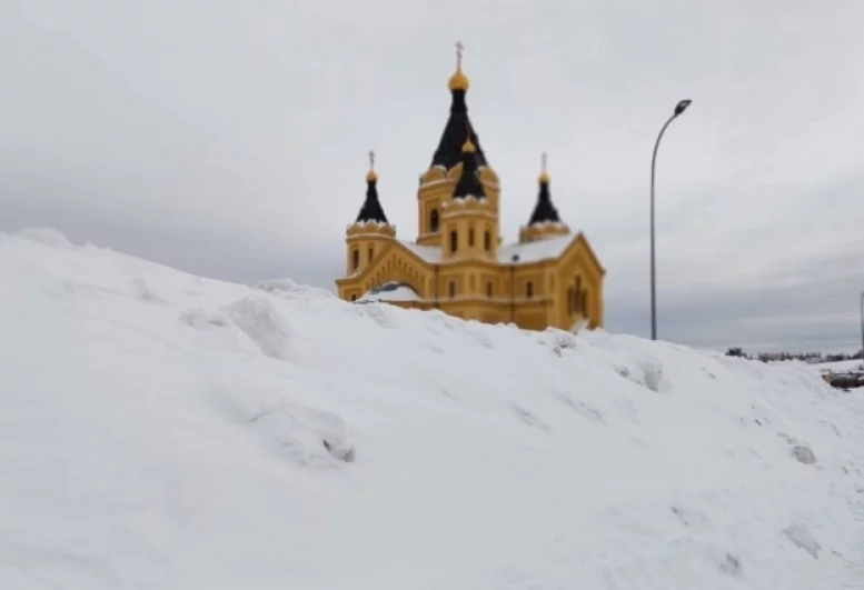 Собор Александра Невского в Нижнем Новгороде: купола пока ещё хорошо видны.