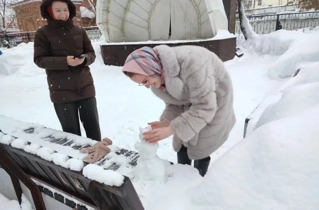 В редкие часы затишья нижегородцы в парке лепят снеговичков.