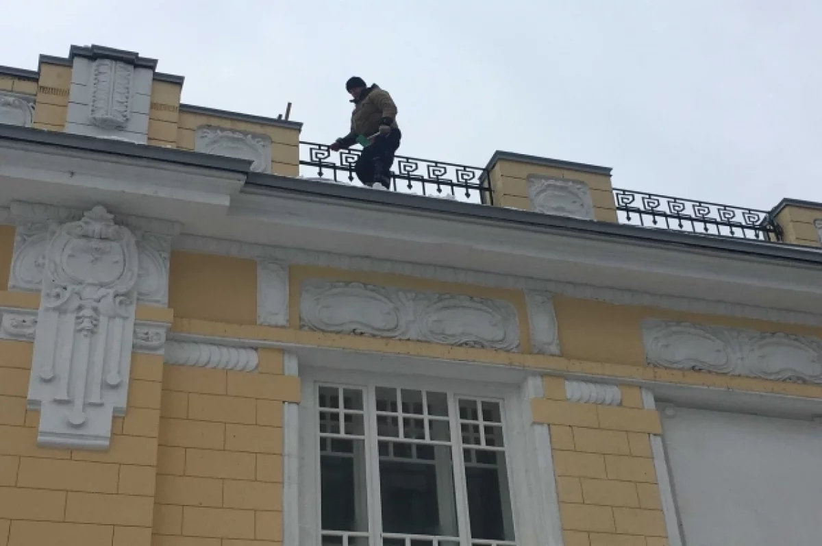 Женщина в Прикамье час пролежала погребённой под рухнувшим с крыши снегом