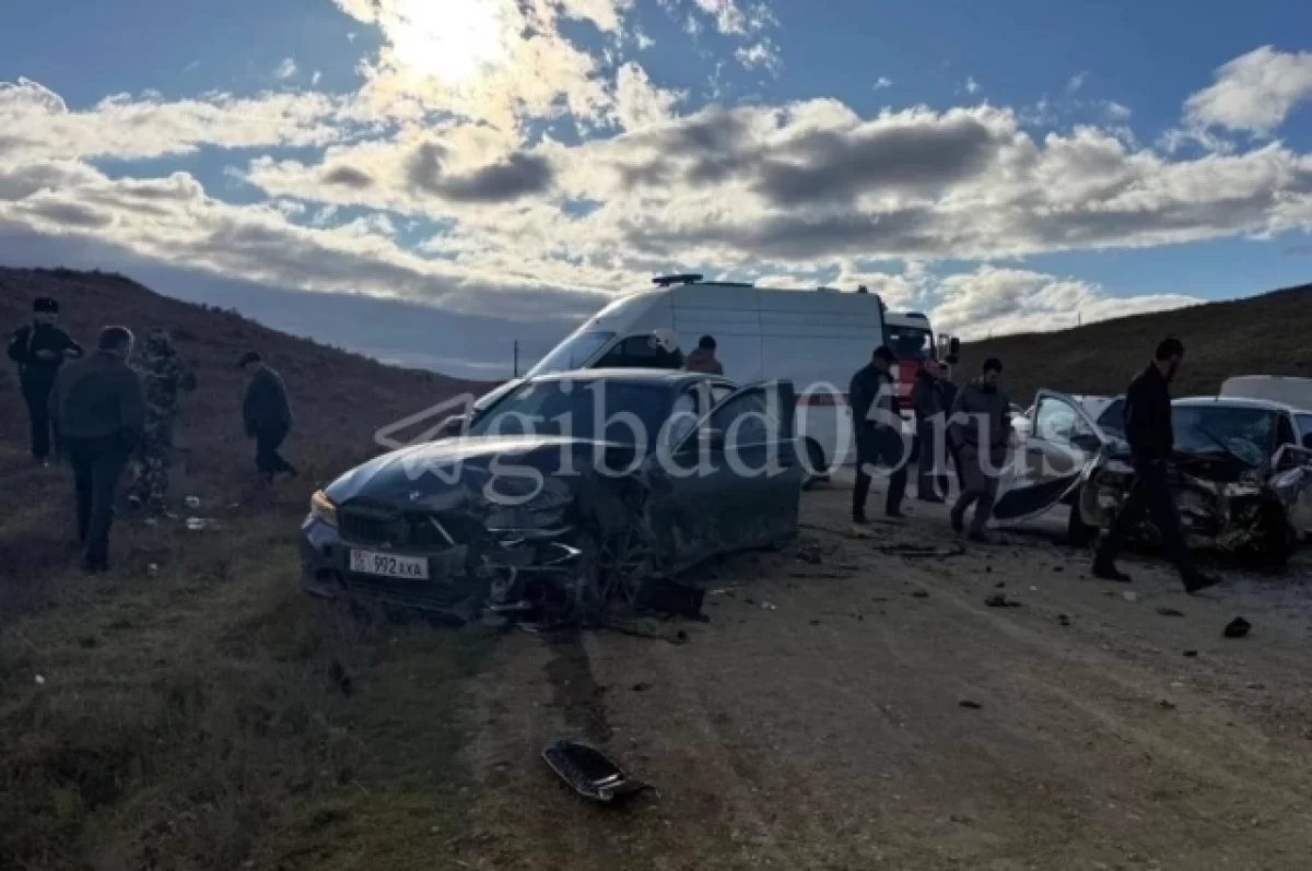 В Дагестане 66-летний водитель погиб в столкновении с двумя авто на трассе