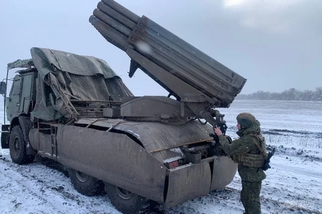 РСЗО БМ-21 «Град» утюжит вражеские позиции в районе города Орехов.