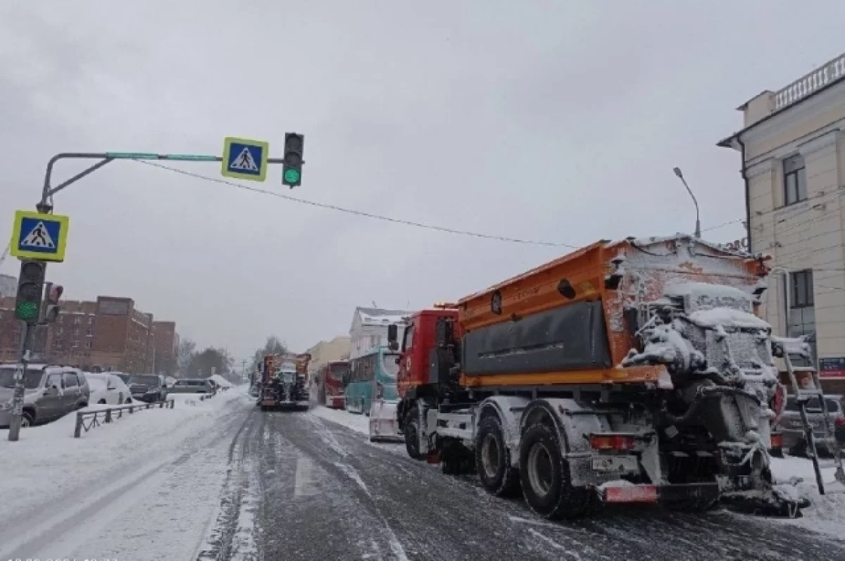 Вся возможная техника вышла на очистку тульских дорог от снега