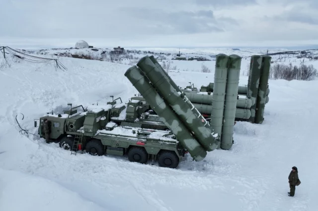 Две ракеты, созданные для пусковой установки зенитно-ракетного комплекса С-400, уничтожили укрытие техники ВСУ.