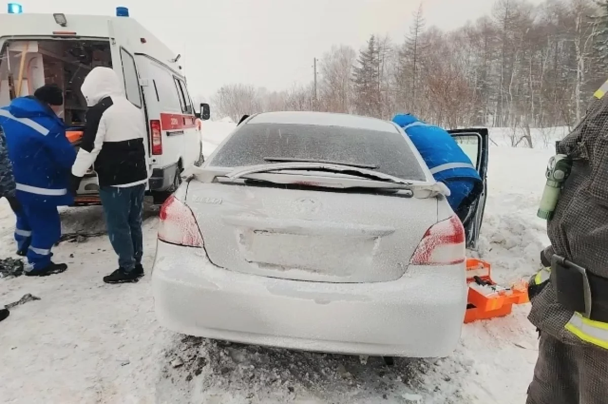 Сахалинский пожарный пришел на помощь пострадавшим в массовом ДТП