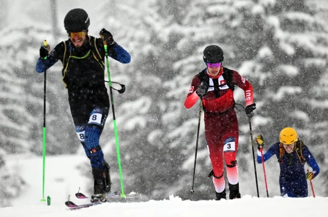 Олимпийские игры-2026 в Италии: на дистанции Никита Филиппов из России (слева) и Арно Лиета из Швейцарии.