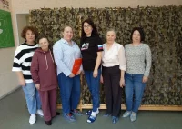 В ряды волонтёров встали женщины самых разных возрастов, среди них немало жён офицеров (Ольга Мамыкина – третья слева).