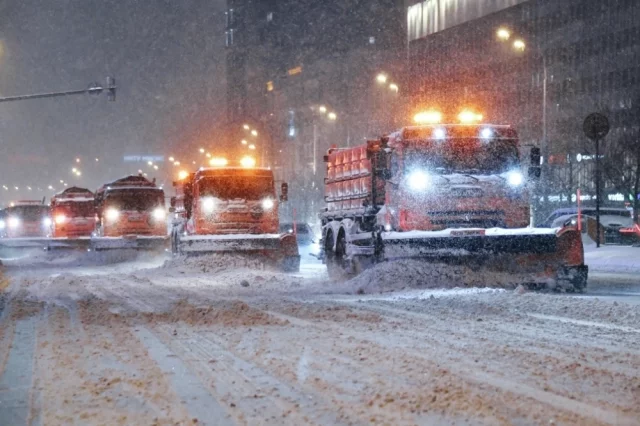Уборка снега на Садовом кольце в Москве во время снегопада. За сутки в столице выпало свыше 60 % месячной нормы осадков.