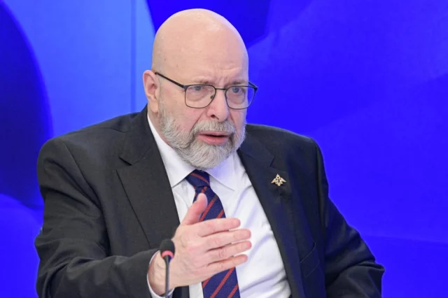 Телеведущий и профессор МГИМО Дмитрий Саймс.