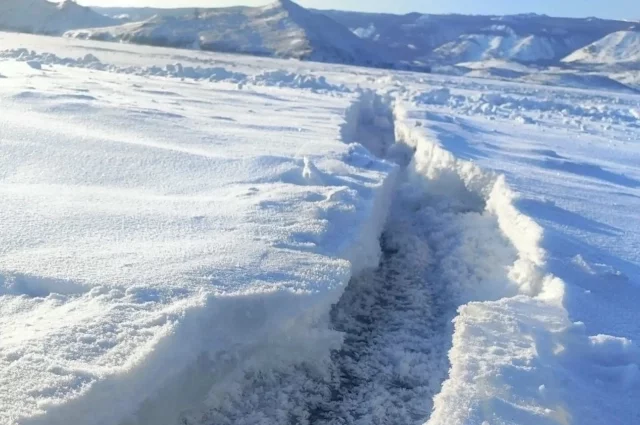 Трещина на льду Байкала