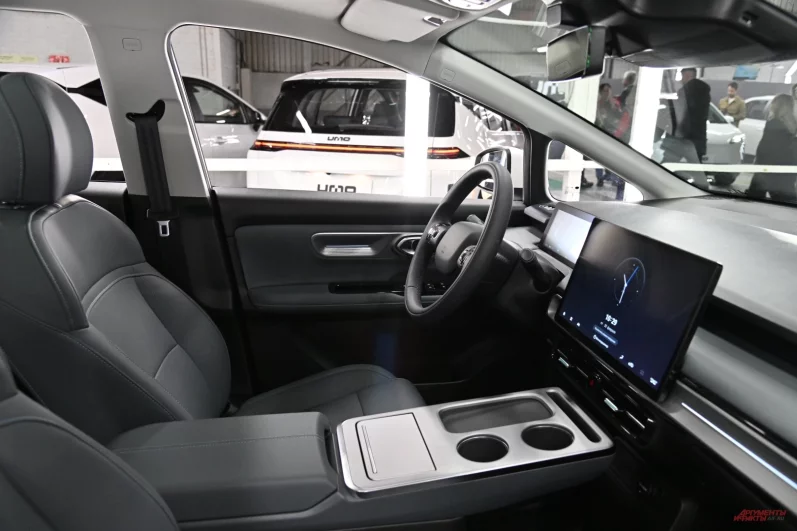 В автомобиле установлен русскоязычный голосовой помощник, который позволит управлять многими функциями машины.