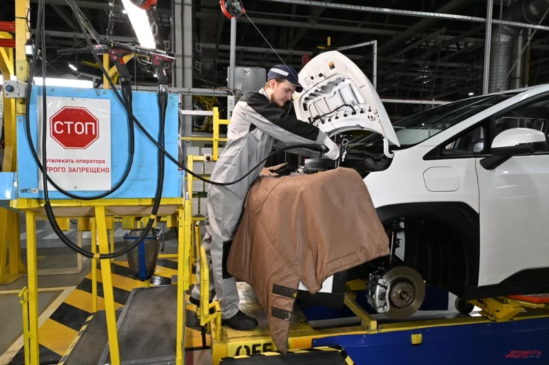 Новый автомобиль снаряжен электродвигателем на 204 л.с., тяговой батареей на 63,2 кВт*ч, а его максимальный ход составляет 420 км летом и 350км зимой.