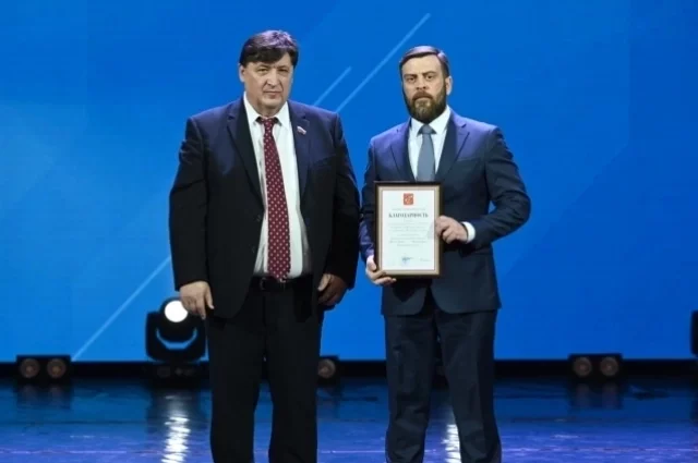 Вручил награду исполняющему обязанности директора филиала Кириллу Юткину председатель Белгородской областной Думы Юрий Клепиков. 