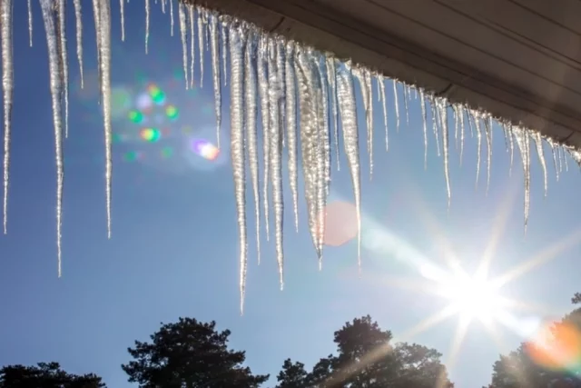 В Москве и Подмосковье предполагаемая средняя температура месяца +2…+3 °С что на 3 градуса выше обычной.  
