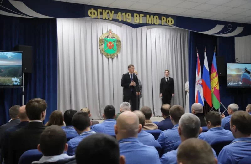 Евгений Наумов обратился к солдатам.