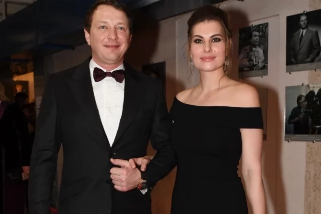 Елизавета Шевыркова никогда не стремилась к славе, но ее брак с известным актером Маратом Башаровым неожиданно вывел ее на светскую арену. 