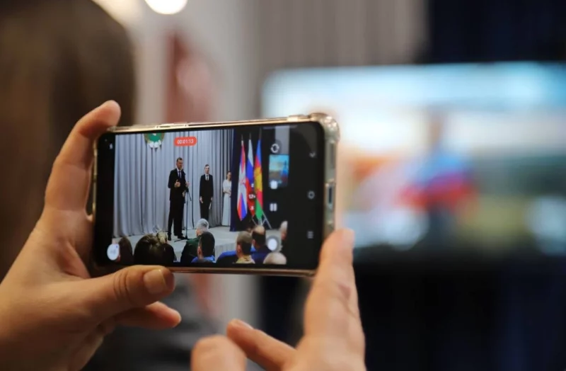 Зрители снимали концерт на смартфон.