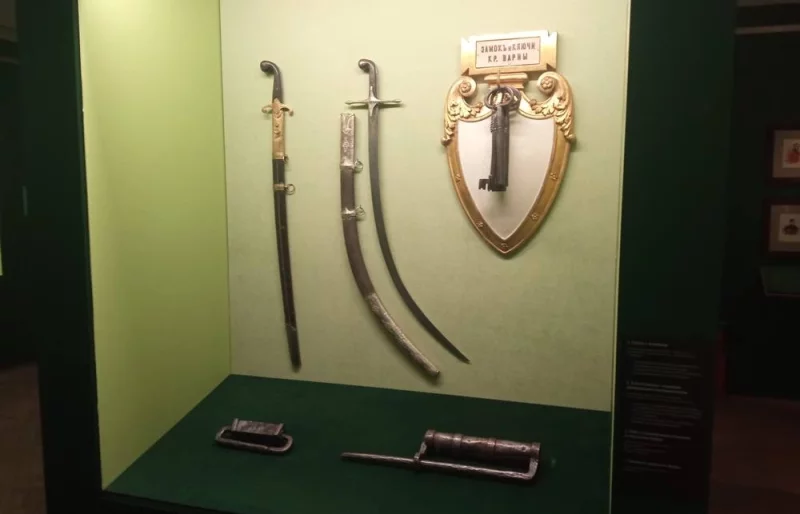 Замок и ключи.