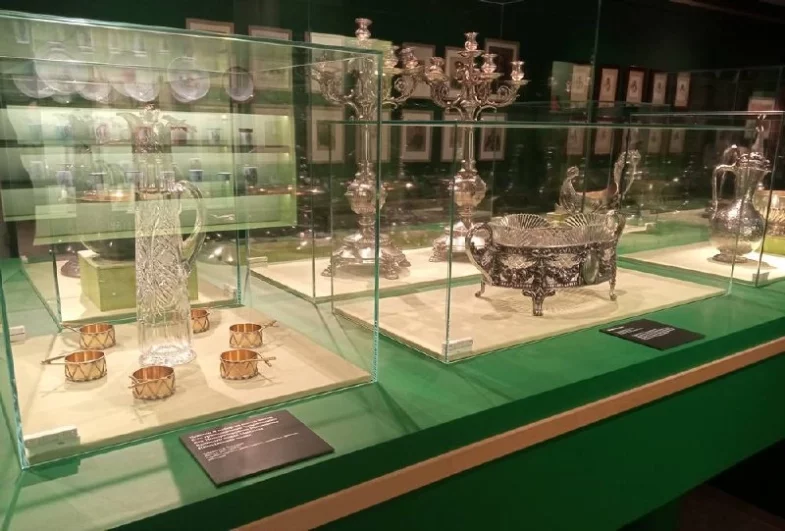 Доминирующая часть выставки посвящена теме полкового застолья.