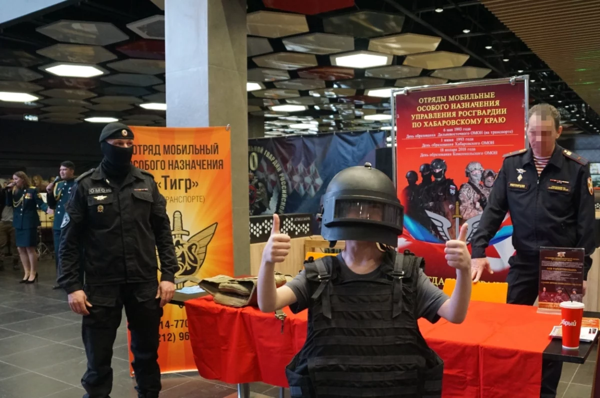 В Хабаровске росгвардейцы устроили патриотический концерт в торговом центре