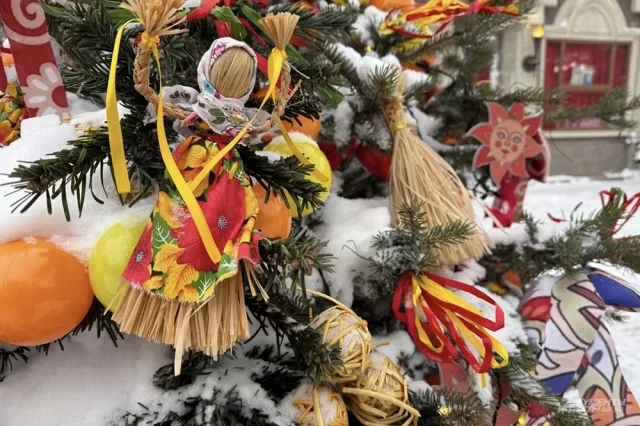 На одной из площадок фестиваля «Московских сезонов» проходит мастер-класс по созданию традиционных кукол из лыка.