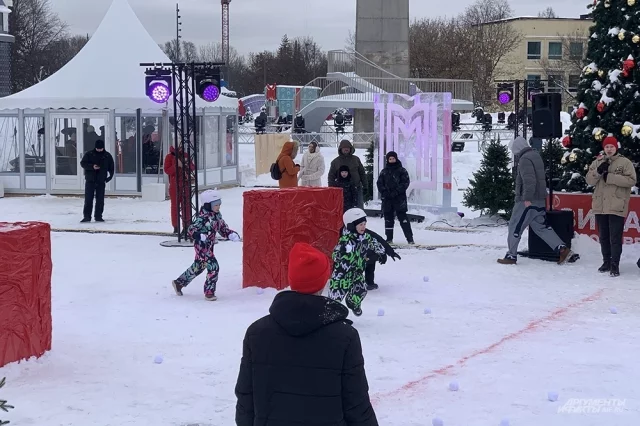 Днем в снежки играют юные бойцы.