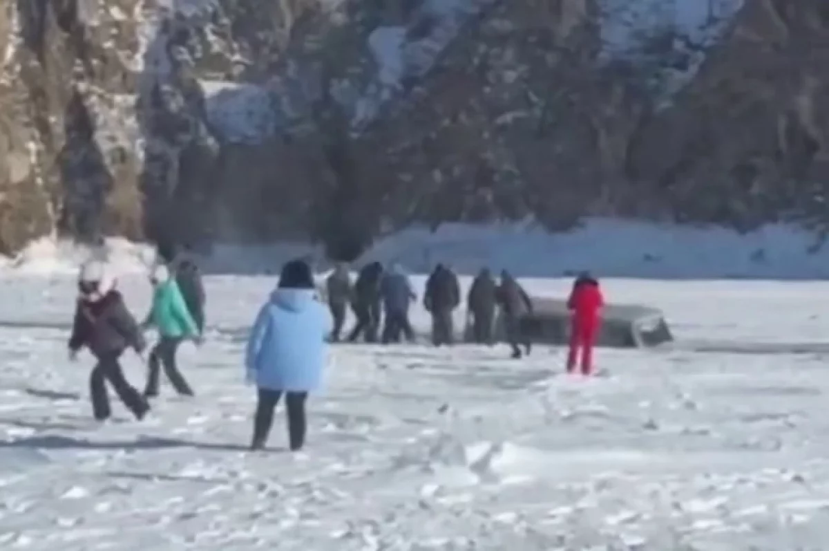Появилось видео, как под лёд ушла «буханка» с туристами из Китая