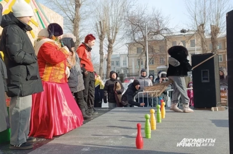 Люди не испугались похолодания и пошли провожать зиму. 