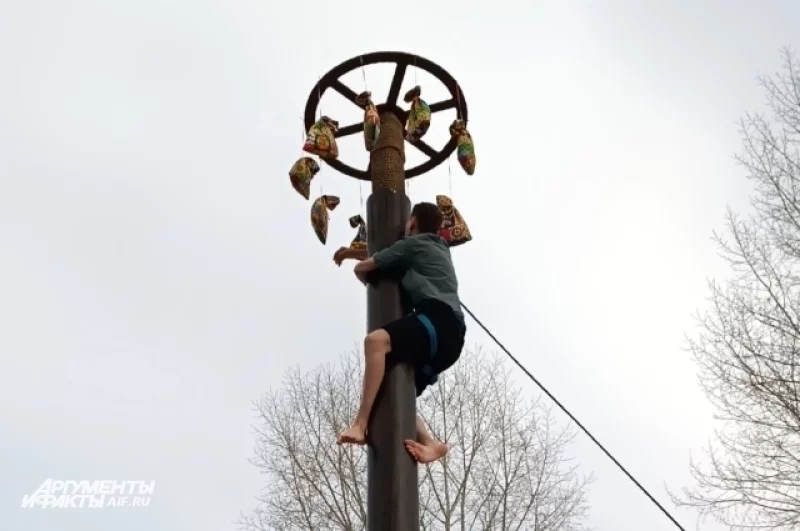 Не обошлось без традиционных лазаний на столб за призами. 