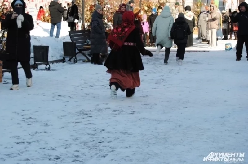 Несмотря на мороз, женщины задорно бежали в носках по снегу.