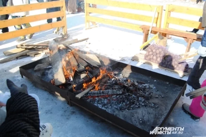 Для всех желающих предлагали картошку на костре. Правда, пожарить её нужно было самим.