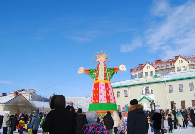 У Омской крепости установили огромное чучело. Но, вопреки традициям, сжигать его не будут. Вокруг него будут водить хоровод.