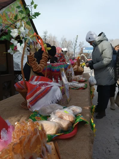 Посетителей угощали блинами, а местные умельцы на ярмарке продавали свои эксклюзивные товары: домашний хлеб, крафтовое мясо и многое другое.