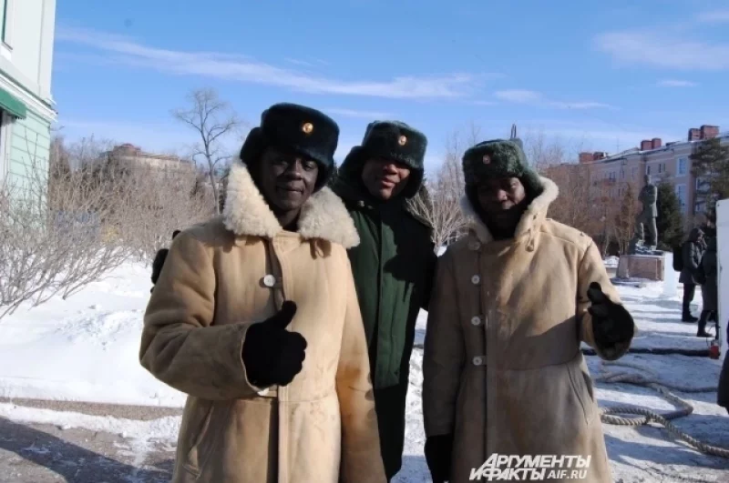 Согревали омичей ароматным чаем «Чалдоны» с добавлением рябины, черемухи и меда — было подготовлено 10 000 порций. 