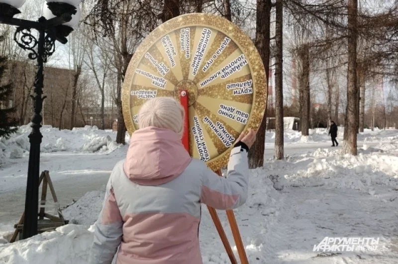 Также желающие могли покрутить своеобразное блинное колесо. 