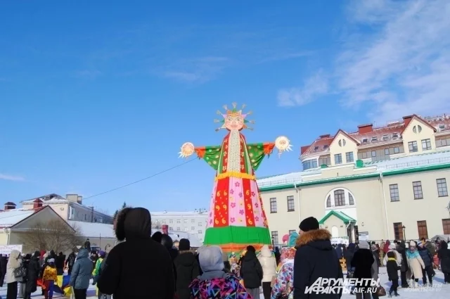 Очереди за блинами и 16-метровое чучело: как Омск гуляет Масленицу.