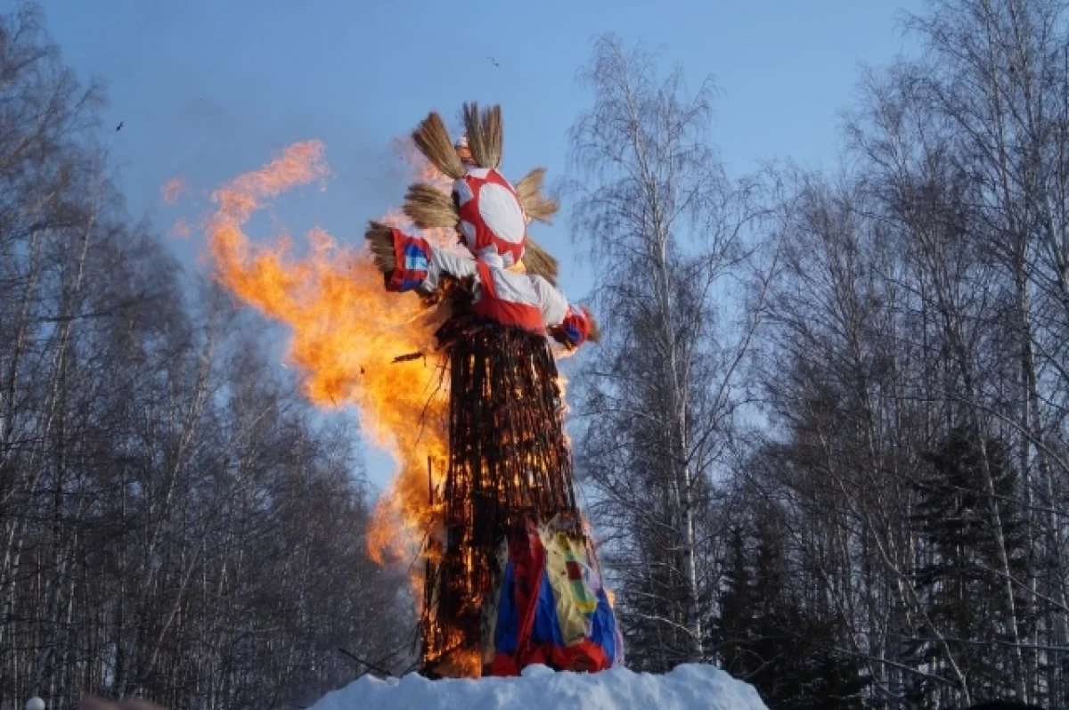 Масленицу продолжают праздновать в Калуге на площади Театральной
