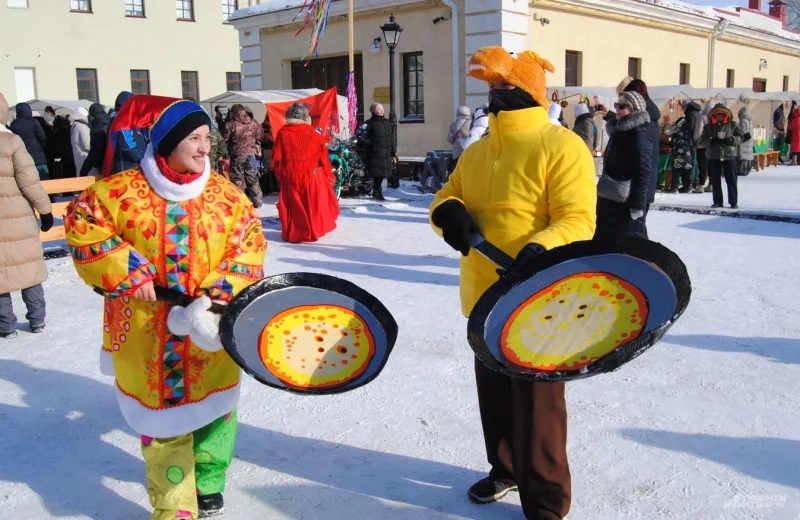 Скоморохи ходили по площади и развлекали гостей праздника.