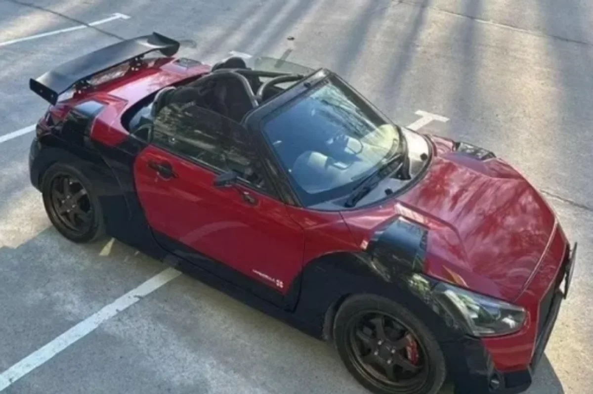 Чёрно-красный кабриолет Daihatsu продают в Новосибирске за 1,85 млн рублей