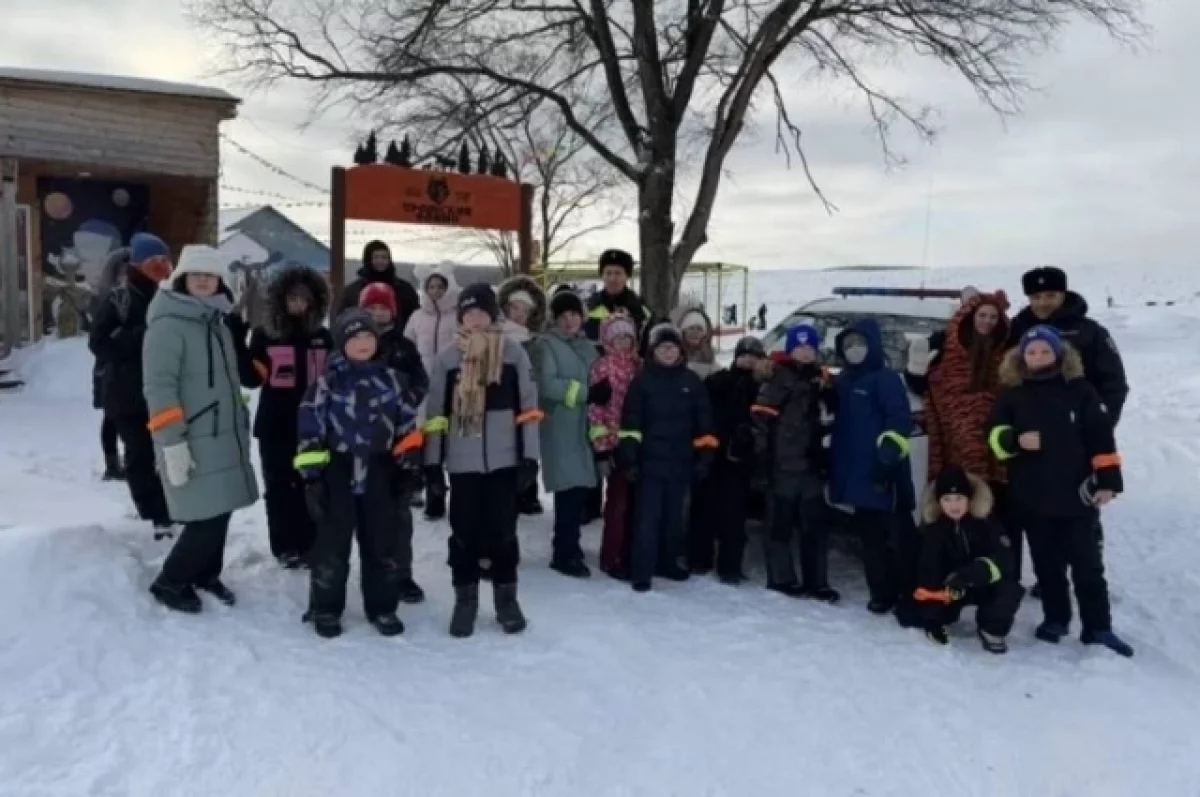 В Прикамье экипаж ДПС вызволил из сугроба автобус с 35 школьниками