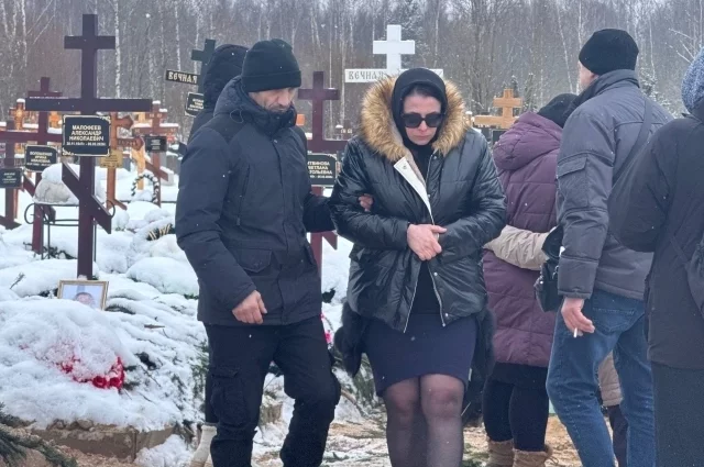 Родители Паши на похоронах сына.