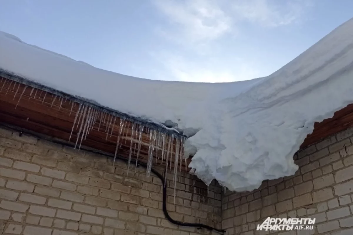 Брянцев предупредили о возможном падении сосулек и сходе снега с крыши