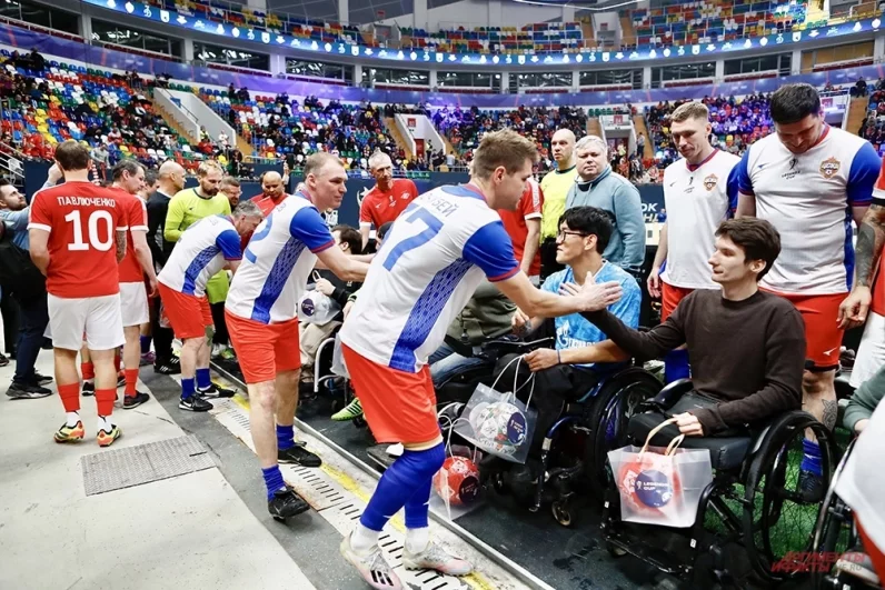 После игры все участники чемпионата пообщались с болельщиками.